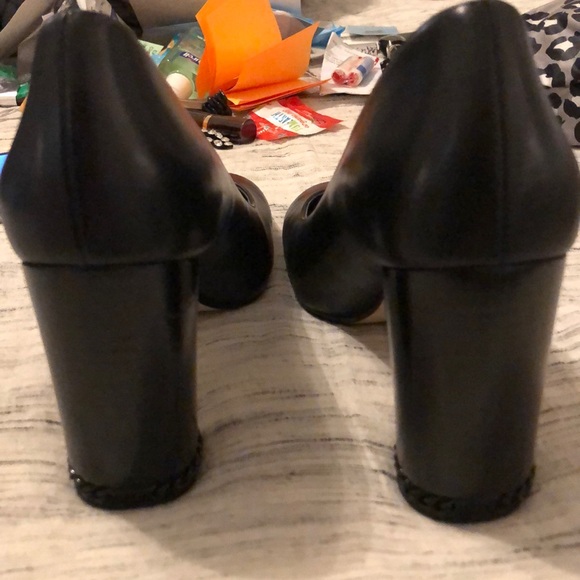 Michael kors black heels with chain on heel. - Picture 5 of 6